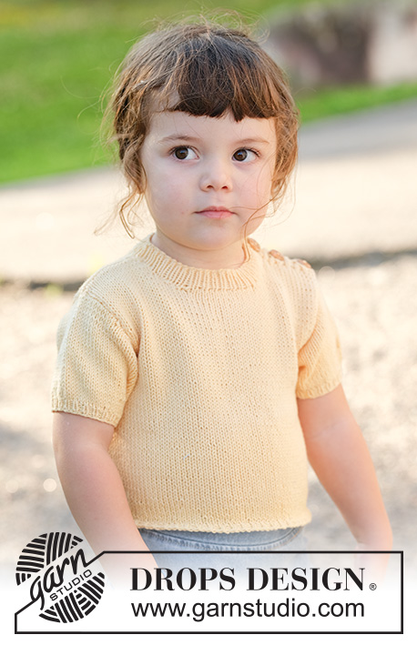 Sunshine Sprout / DROPS Children 49-3 - Jersey de punto para niños en DROPS Cotton Merino. La pieza está tejida de abajo hacia arriba con mangas cortas y borde para botones sobre el hombro. Tallas 2 – 12 años.