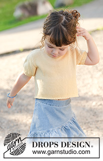 Sunshine Sprout / DROPS Children 49-3 - Jersey de punto para niños en DROPS Cotton Merino. La pieza está tejida de abajo hacia arriba con mangas cortas y borde para botones sobre el hombro. Tallas 2 – 12 años.