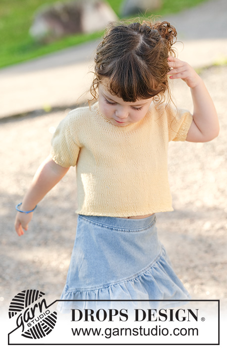 Sunshine Sprout / DROPS Children 49-3 - Jersey de punto para niños en DROPS Cotton Merino. La pieza está tejida de abajo hacia arriba con mangas cortas y borde para botones sobre el hombro. Tallas 2 – 12 años.