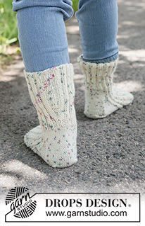 Sprinkle Joy Socks / DROPS Children 49-30 - Strikkede sokker til barn i DROPS Fabel. Arbeidet strikkes ovenfra og ned med vrangbord. Størrelse 24 - 43.