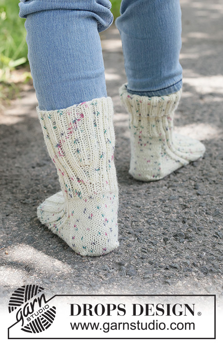 Sprinkle Joy Socks / DROPS Children 49-30 - Strikkede sokker til barn i DROPS Fabel. Arbeidet strikkes ovenfra og ned med vrangbord. Størrelse 24 - 43.
