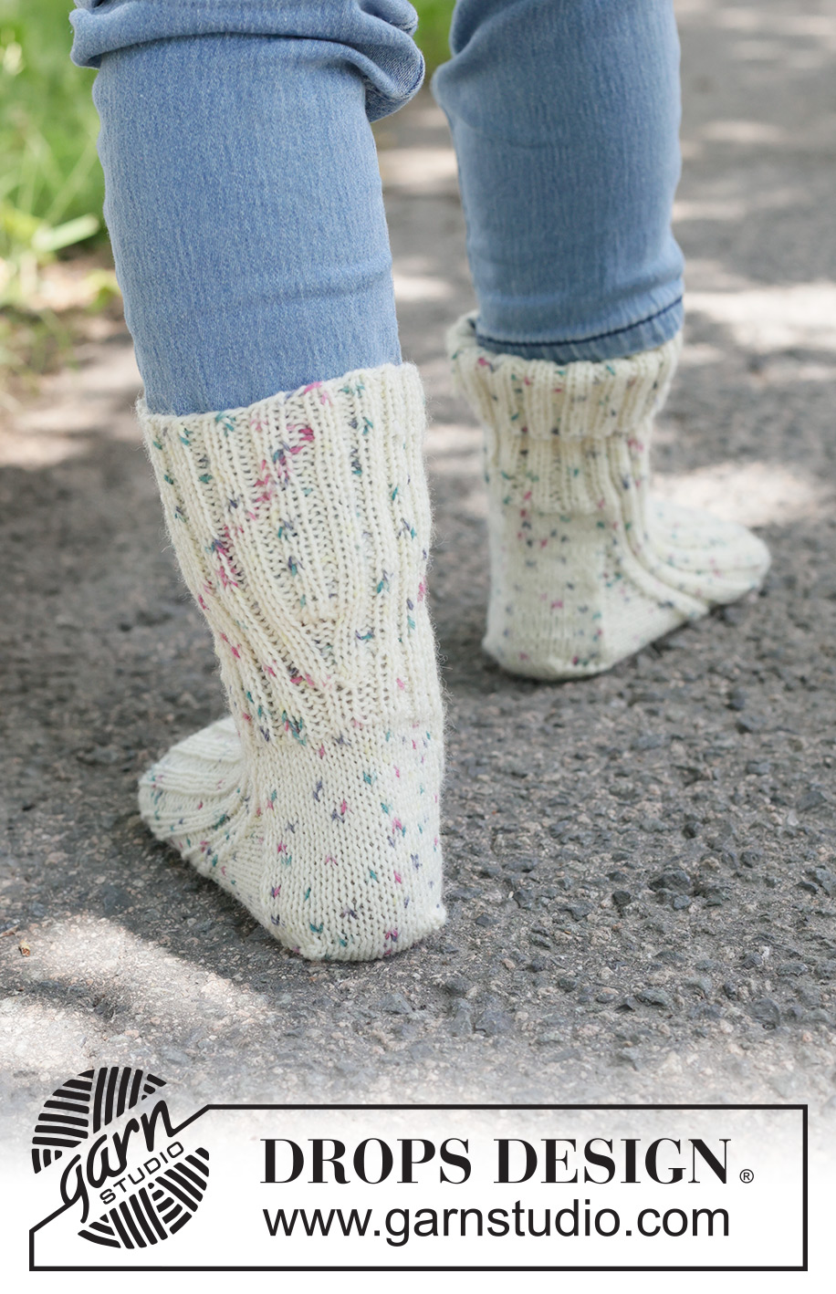 Sprinkle Joy Socks / DROPS Children 49-30 - Strikkede sokker til barn i DROPS Fabel. Arbeidet strikkes ovenfra og ned med vrangbord. Størrelse 24 - 43.