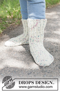 Sprinkle Joy Socks / DROPS Children 49-30 - Strikkede sokker til barn i DROPS Fabel. Arbeidet strikkes ovenfra og ned med vrangbord. Størrelse 24 - 43.
