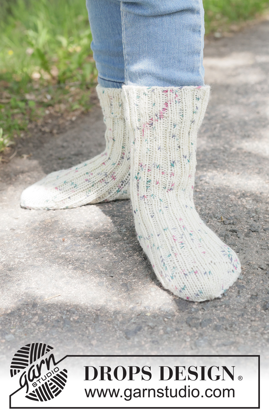 Sprinkle Joy Socks / DROPS Children 49-30 - Strikkede sokker til barn i DROPS Fabel. Arbeidet strikkes ovenfra og ned med vrangbord. Størrelse 24 - 43.