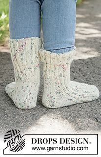 Sprinkle Joy Socks / DROPS Children 49-30 - Strikkede sokker til barn i DROPS Fabel. Arbeidet strikkes ovenfra og ned med vrangbord. Størrelse 24 - 43.