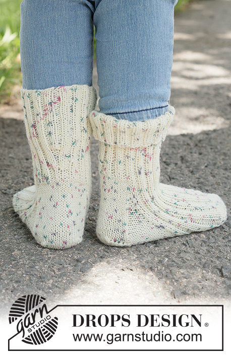 Sprinkle Joy Socks / DROPS Children 49-30 - Strikkede sokker til barn i DROPS Fabel. Arbeidet strikkes ovenfra og ned med vrangbord. Størrelse 24 - 43.