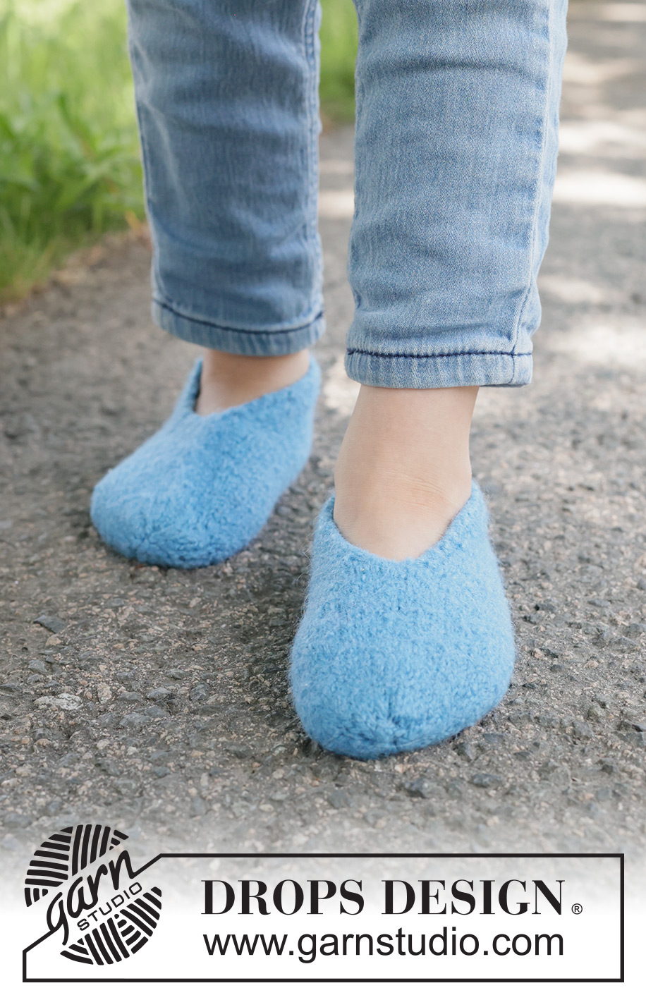 Blue Drift Slippers / DROPS Children 49-31 - Gebreide en gevilte sloffen voor kinderen in DROPS Nepal. Maten 24 - 43.