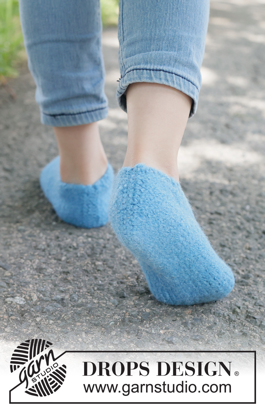 Blue Drift Slippers / DROPS Children 49-31 - Gebreide en gevilte sloffen voor kinderen in DROPS Nepal. Maten 24 - 43.