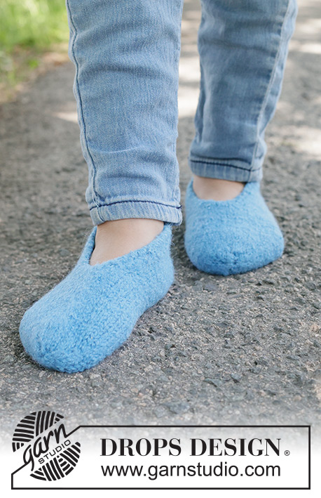 Blue Drift Slippers / DROPS Children 49-31 - Gebreide en gevilte sloffen voor kinderen in DROPS Nepal. Maten 24 - 43.