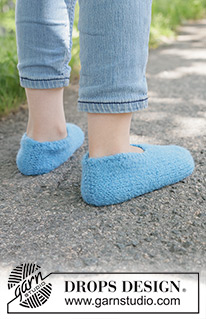 Blue Drift Slippers / DROPS Children 49-31 - Gebreide en gevilte sloffen voor kinderen in DROPS Nepal. Maten 24 - 43.