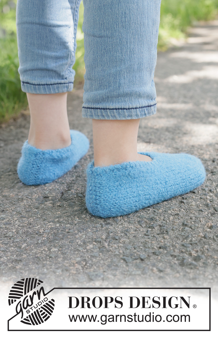 Blue Drift Slippers / DROPS Children 49-31 - Gebreide en gevilte sloffen voor kinderen in DROPS Nepal. Maten 24 - 43.