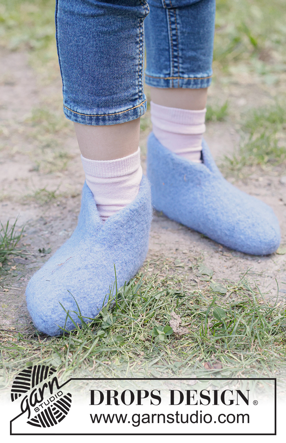 Blueberry Toes Slippers / DROPS Children 49-32 - Gestrickte und gefilzte Hausschuhe für Kinder in DROPS Nepal. Größe 24 – 44.