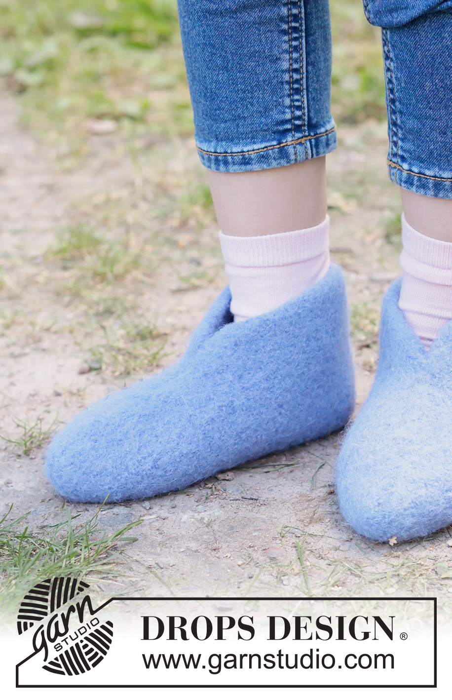 Blueberry Toes Slippers / DROPS Children 49-32 - Gestrickte und gefilzte Hausschuhe für Kinder in DROPS Nepal. Größe 24 – 44.