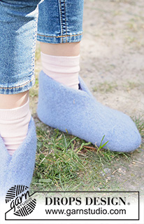 Blueberry Toes Slippers / DROPS Children 49-32 - Gestrickte und gefilzte Hausschuhe für Kinder in DROPS Nepal. Größe 24 – 44.