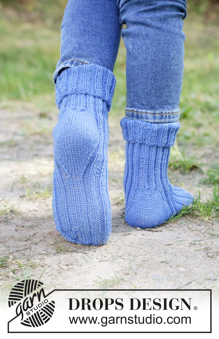 Sky Parade Socks / DROPS Children 49-33 - Gebreide sokken voor kinderen in DROPS Fabel. Het werk wordt van boven naar beneden gebreid met boordsteek en ruitvormige hiel. Maten 24 – 43.