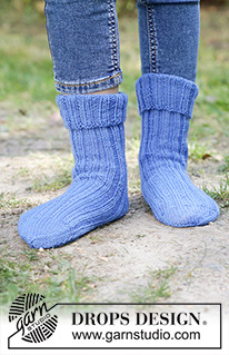 Sky Parade Socks / DROPS Children 49-33 - Gebreide sokken voor kinderen in DROPS Fabel. Het werk wordt van boven naar beneden gebreid met boordsteek en ruitvormige hiel. Maten 24 – 43.