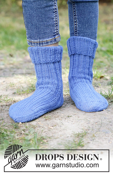 Sky Parade Socks / DROPS Children 49-33 - Gebreide sokken voor kinderen in DROPS Fabel. Het werk wordt van boven naar beneden gebreid met boordsteek en ruitvormige hiel. Maten 24 – 43.