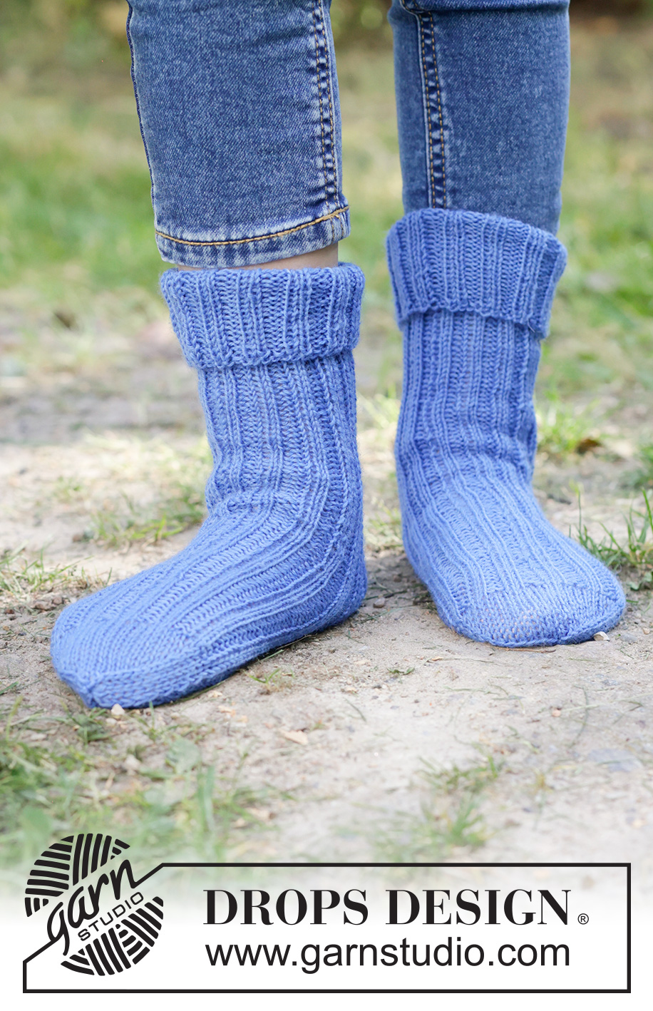 Sky Parade Socks / DROPS Children 49-33 - Gebreide sokken voor kinderen in DROPS Fabel. Het werk wordt van boven naar beneden gebreid met boordsteek en ruitvormige hiel. Maten 24 – 43.