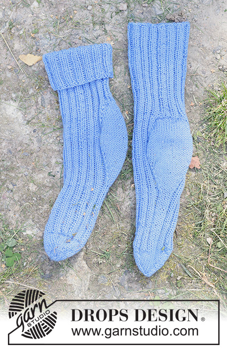 Sky Parade Socks / DROPS Children 49-33 - Gebreide sokken voor kinderen in DROPS Fabel. Het werk wordt van boven naar beneden gebreid met boordsteek en ruitvormige hiel. Maten 24 – 43.