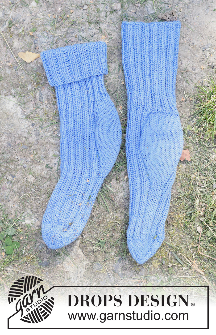 Sky Parade Socks / DROPS Children 49-33 - Gebreide sokken voor kinderen in DROPS Fabel. Het werk wordt van boven naar beneden gebreid met boordsteek en ruitvormige hiel. Maten 24 – 43.