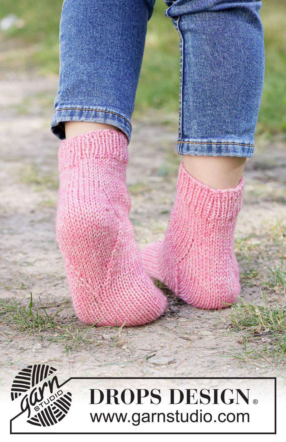 Rosy Rascals Socks / DROPS Children 49-34 - Gebreide sokken voor kinderen in DROPS Fiesta. Het werk wordt van boven naar beneden gebreid met boordsteek en ruitvormige hiel. Maten 24 – 43.