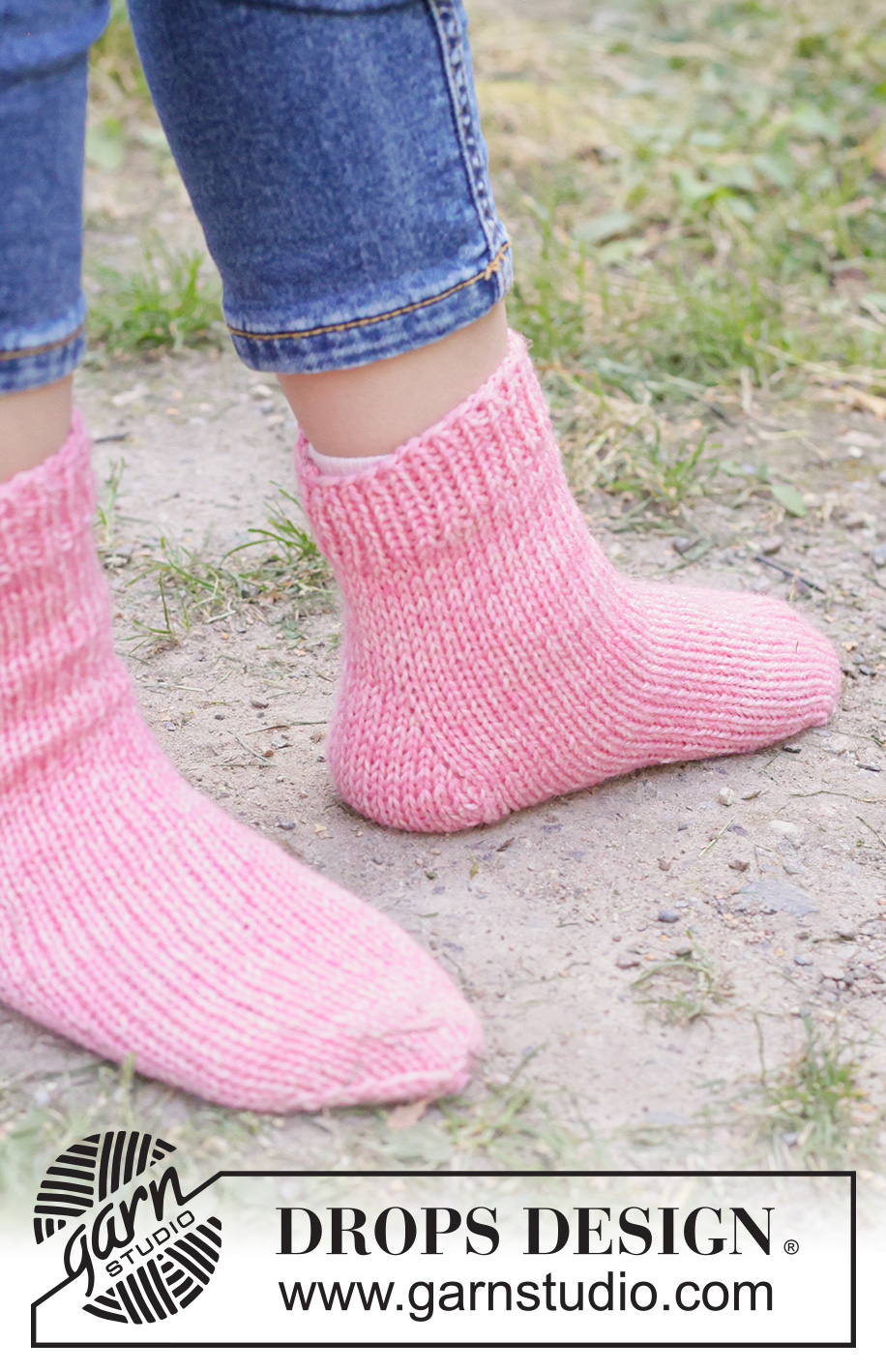 Rosy Rascals Socks / DROPS Children 49-34 - Gebreide sokken voor kinderen in DROPS Fiesta. Het werk wordt van boven naar beneden gebreid met boordsteek en ruitvormige hiel. Maten 24 – 43.