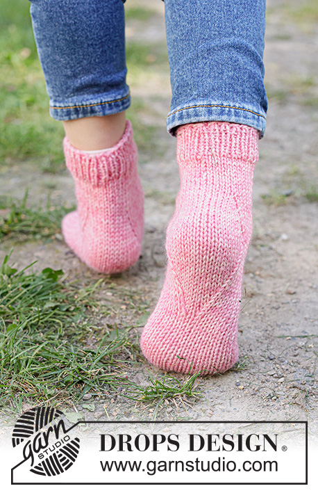 Rosy Rascals Socks / DROPS Children 49-34 - Gebreide sokken voor kinderen in DROPS Fiesta. Het werk wordt van boven naar beneden gebreid met boordsteek en ruitvormige hiel. Maten 24 – 43.