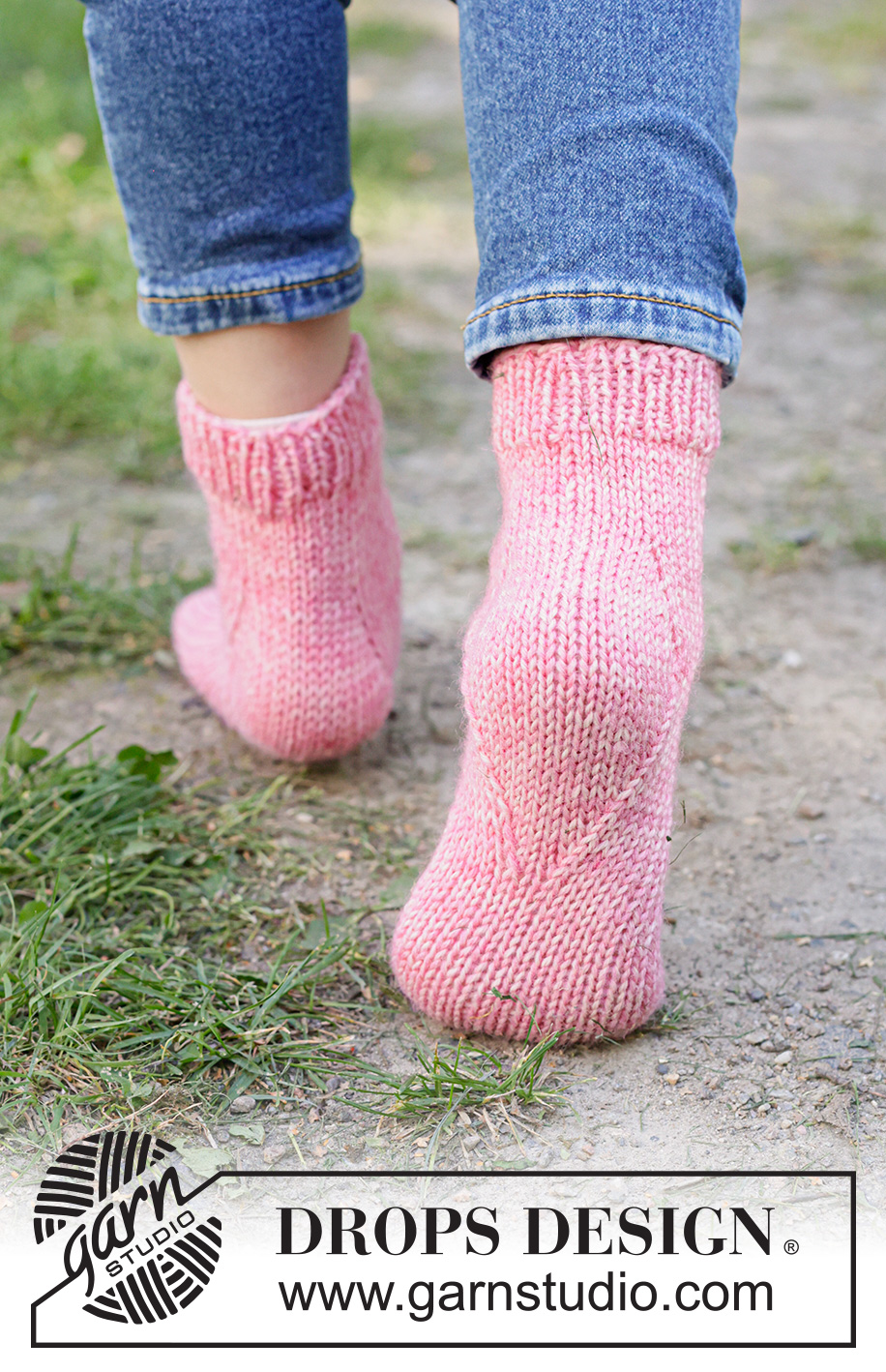 Rosy Rascals Socks / DROPS Children 49-34 - Gebreide sokken voor kinderen in DROPS Fiesta. Het werk wordt van boven naar beneden gebreid met boordsteek en ruitvormige hiel. Maten 24 – 43.