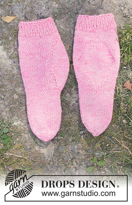 Rosy Rascals Socks / DROPS Children 49-34 - Gebreide sokken voor kinderen in DROPS Fiesta. Het werk wordt van boven naar beneden gebreid met boordsteek en ruitvormige hiel. Maten 24 – 43.