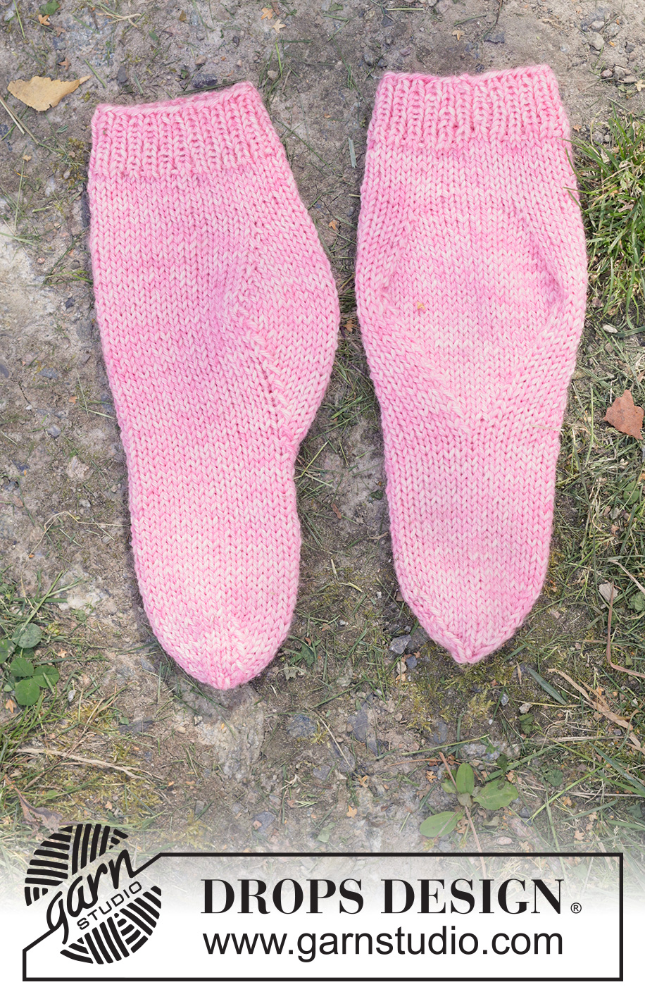 Rosy Rascals Socks / DROPS Children 49-34 - Gebreide sokken voor kinderen in DROPS Fiesta. Het werk wordt van boven naar beneden gebreid met boordsteek en ruitvormige hiel. Maten 24 – 43.