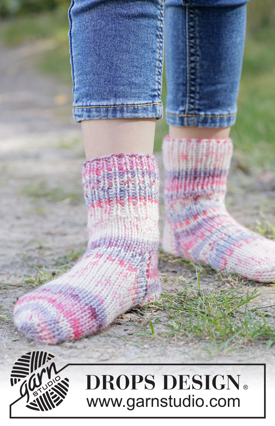 Velvet Sky Socks / DROPS Children 49-35 - Gebreide sokken met boordsteek en tricotsteek voor kinderen in DROPS Fiesta. Maten 24 – 43.