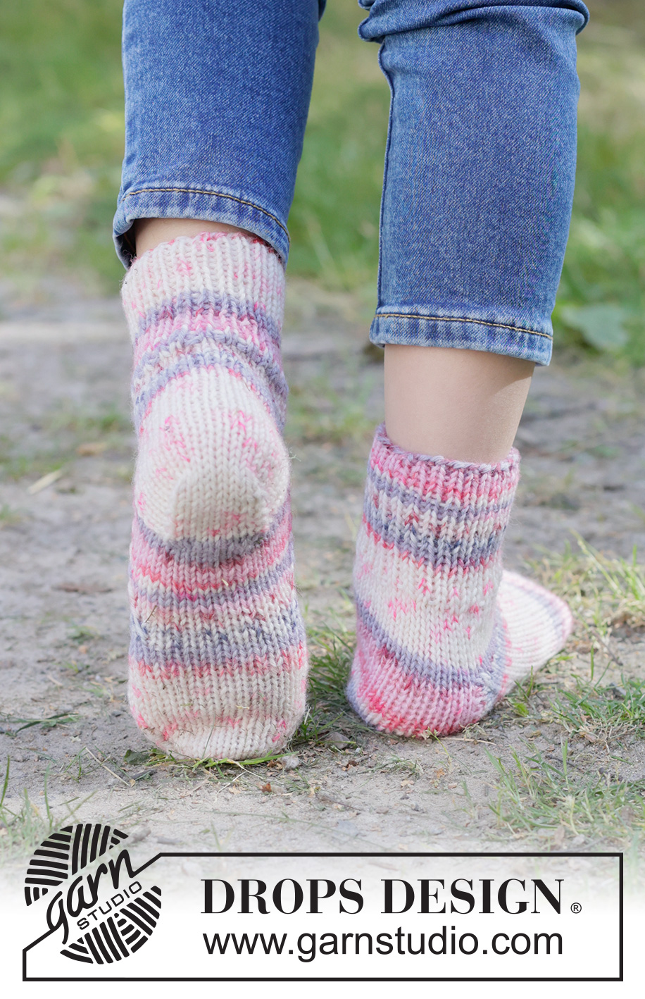 Velvet Sky Socks / DROPS Children 49-35 - Gebreide sokken met boordsteek en tricotsteek voor kinderen in DROPS Fiesta. Maten 24 – 43.