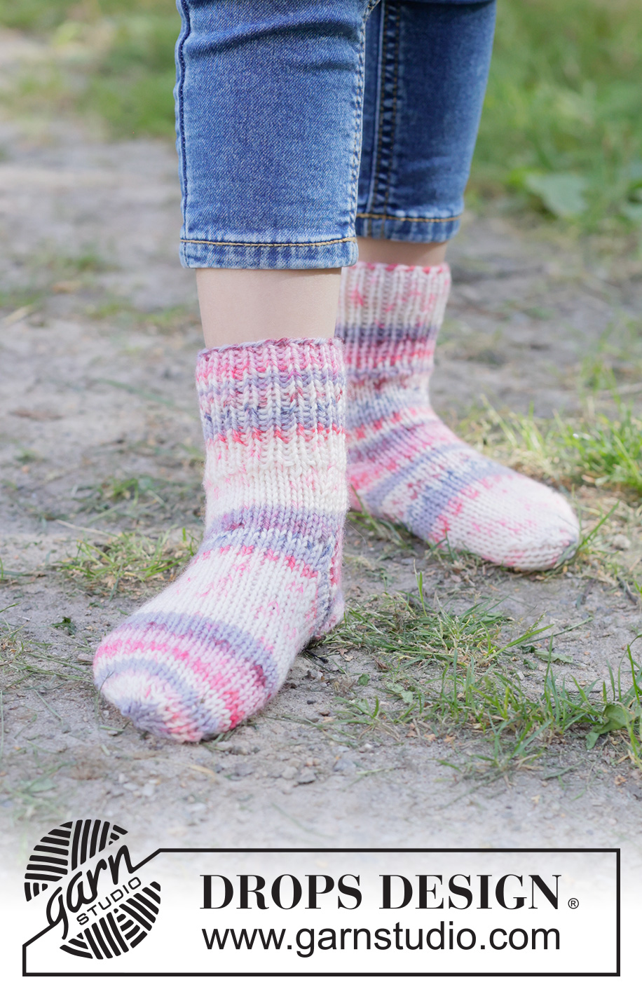 Velvet Sky Socks / DROPS Children 49-35 - Gebreide sokken met boordsteek en tricotsteek voor kinderen in DROPS Fiesta. Maten 24 – 43.