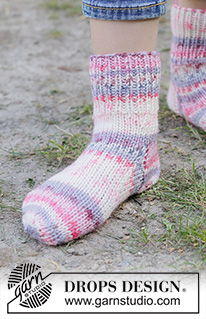 Velvet Sky Socks / DROPS Children 49-35 - Gebreide sokken met boordsteek en tricotsteek voor kinderen in DROPS Fiesta. Maten 24 – 43.