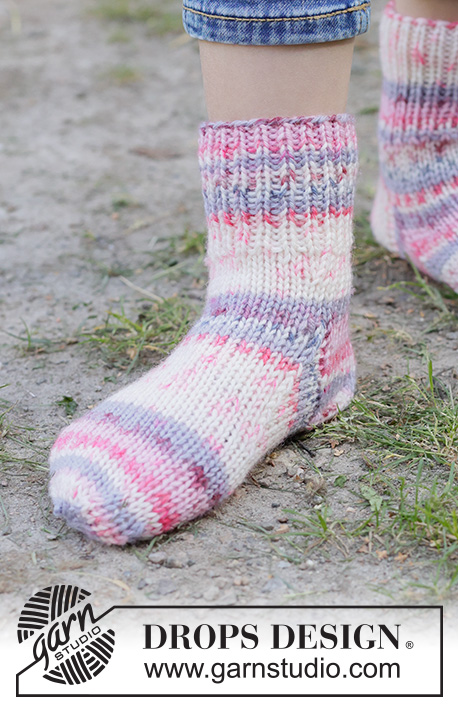 Velvet Sky Socks / DROPS Children 49-35 - Gebreide sokken met boordsteek en tricotsteek voor kinderen in DROPS Fiesta. Maten 24 – 43.