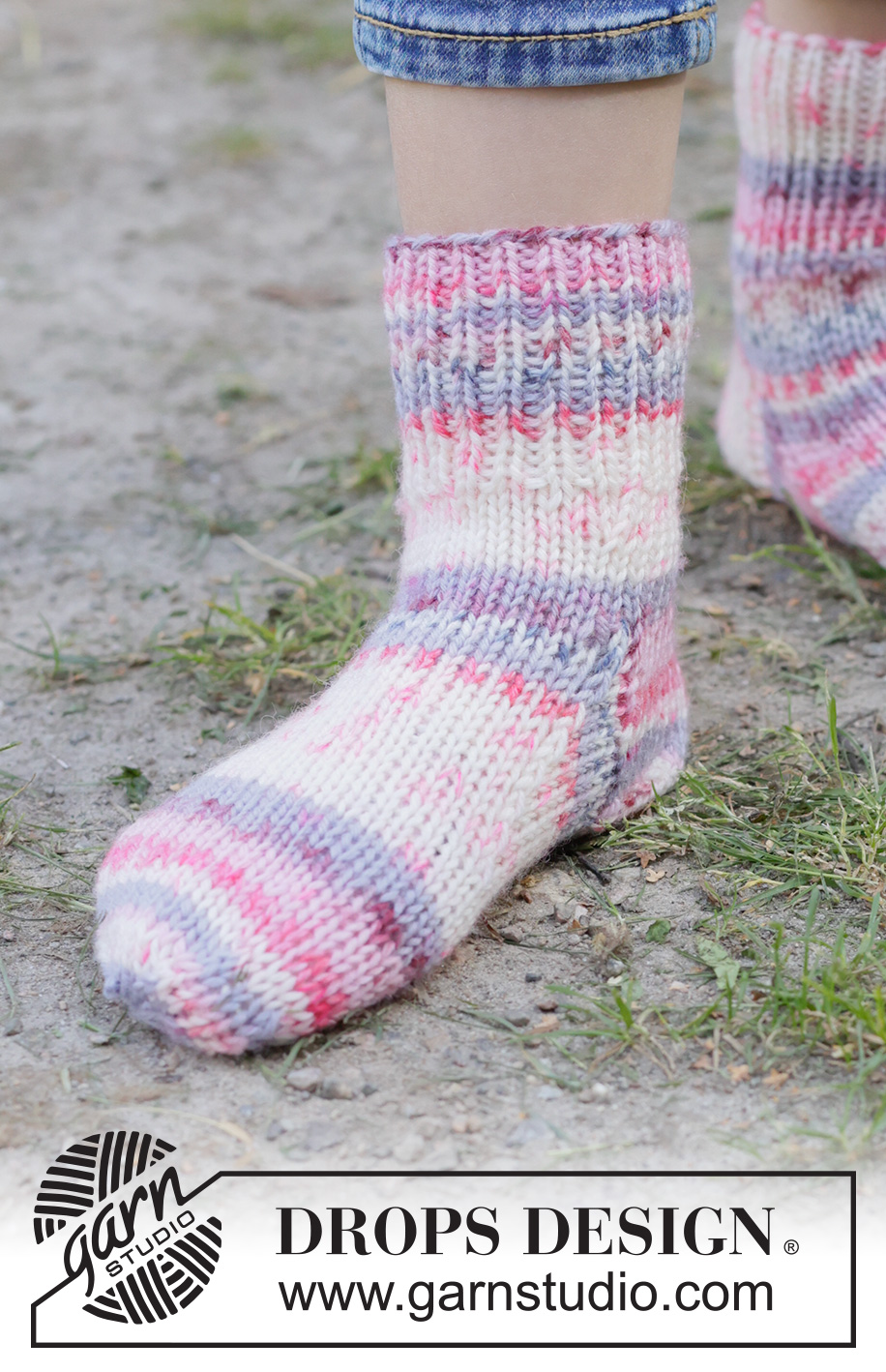 Velvet Sky Socks / DROPS Children 49-35 - Gebreide sokken met boordsteek en tricotsteek voor kinderen in DROPS Fiesta. Maten 24 – 43.