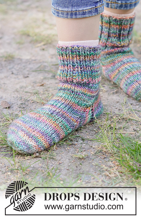 Rainbow Rascals Socks / DROPS Children 49-36 - Gebreide sokken voor kinderen in DROPS Fiesta. Het werk wordt van boven naar beneden gebreid met boordsteek en tricotsteek. Maten 24 – 43.