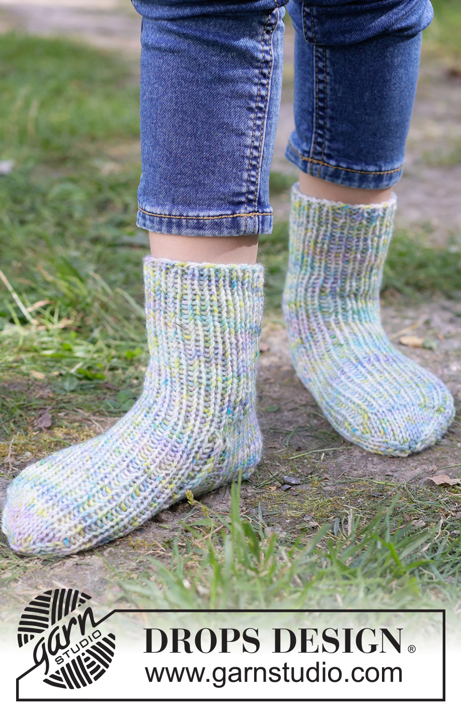 Giggly Gremlins Socks / DROPS Children 49-37 - Gebreide sokken voor kinderen met boordsteek in DROPS Fiesta. Maten 24 – 43.