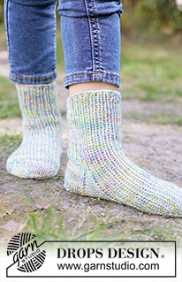 Giggly Gremlins Socks / DROPS Children 49-37 - Gebreide sokken voor kinderen met boordsteek in DROPS Fiesta. Maten 24 – 43.