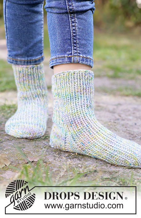 Giggly Gremlins Socks / DROPS Children 49-37 - Gebreide sokken voor kinderen met boordsteek in DROPS Fiesta. Maten 24 – 43.