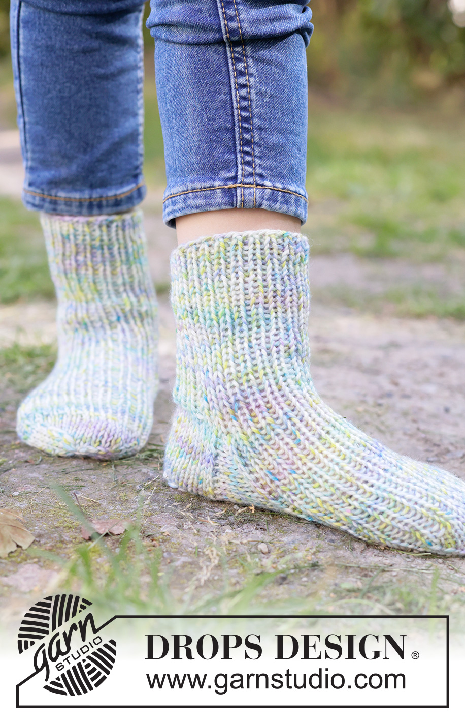 Giggly Gremlins Socks / DROPS Children 49-37 - Gebreide sokken voor kinderen met boordsteek in DROPS Fiesta. Maten 24 – 43.