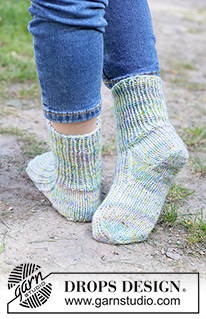Giggly Gremlins Socks / DROPS Children 49-37 - Gebreide sokken voor kinderen met boordsteek in DROPS Fiesta. Maten 24 – 43.