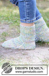Giggly Gremlins Socks / DROPS Children 49-37 - Gebreide sokken voor kinderen met boordsteek in DROPS Fiesta. Maten 24 – 43.