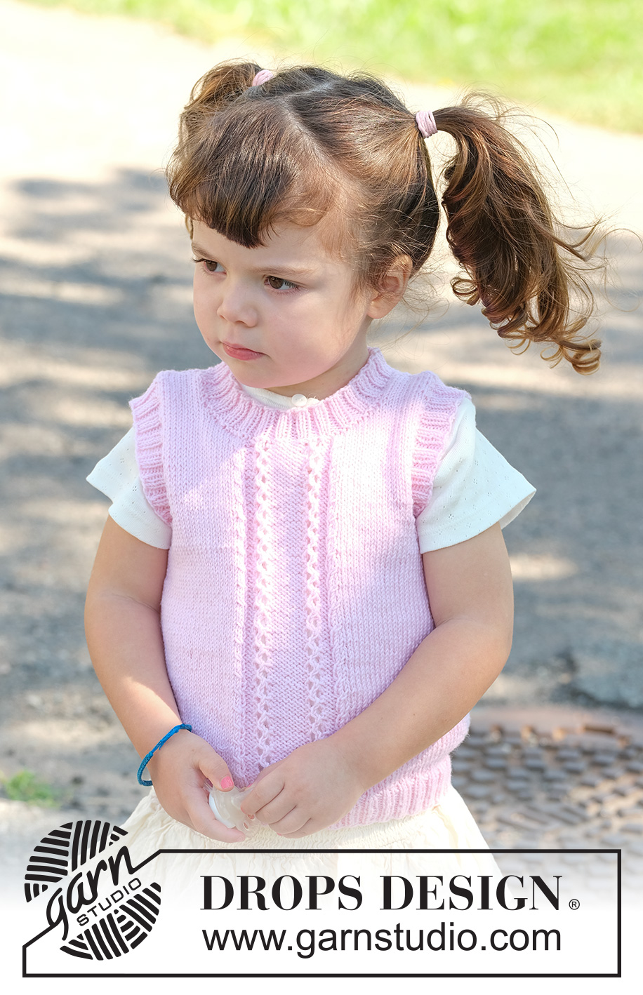 Blush Trails / DROPS Children 49-4 - Dětská vesta s copánky pletená zdola nahoru z příze DROPS BabyMerino. Velikosti: 2 – 12 let.