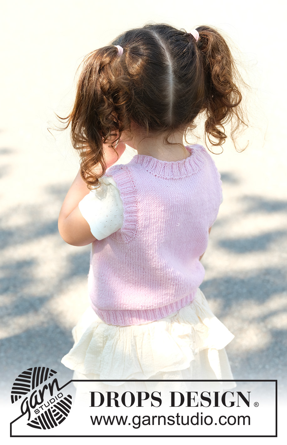 Blush Trails / DROPS Children 49-4 - Dětská vesta s copánky pletená zdola nahoru z příze DROPS BabyMerino. Velikosti: 2 – 12 let.