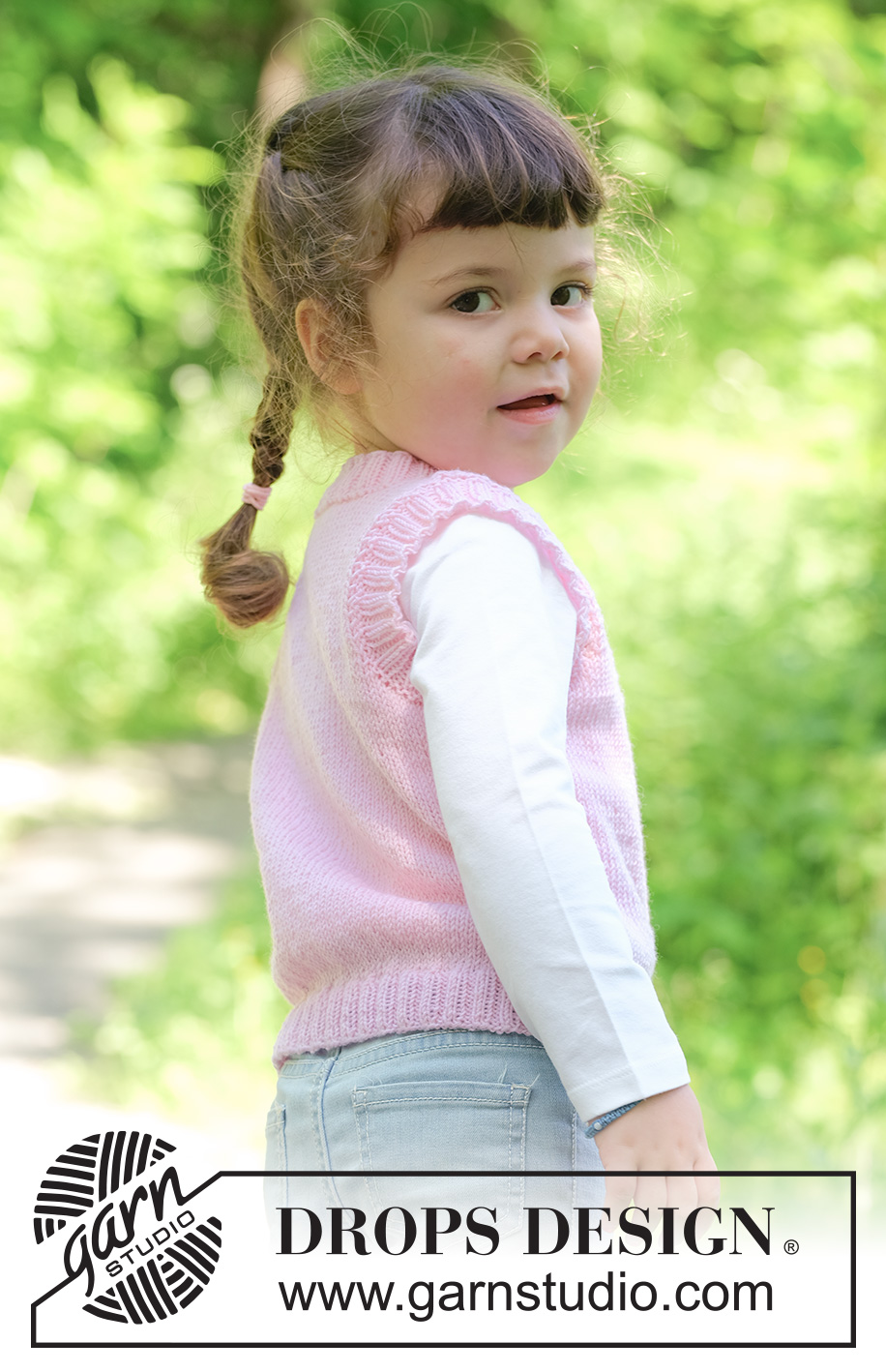 Blush Trails / DROPS Children 49-4 - Dětská vesta s copánky pletená zdola nahoru z příze DROPS BabyMerino. Velikosti: 2 – 12 let.