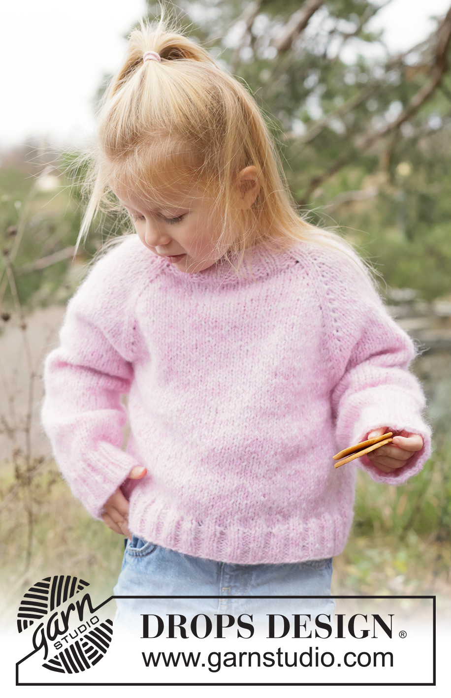 Magic Mist Sweater / DROPS Children 50-10 - Kötött pulóver gyerekeknek DROPS Air fonalból. A darabot fentről lefelé irányban készítjük harisnyakötéssel és raglán szabásvonallal. 2 - 14 éveseknek való méretekben