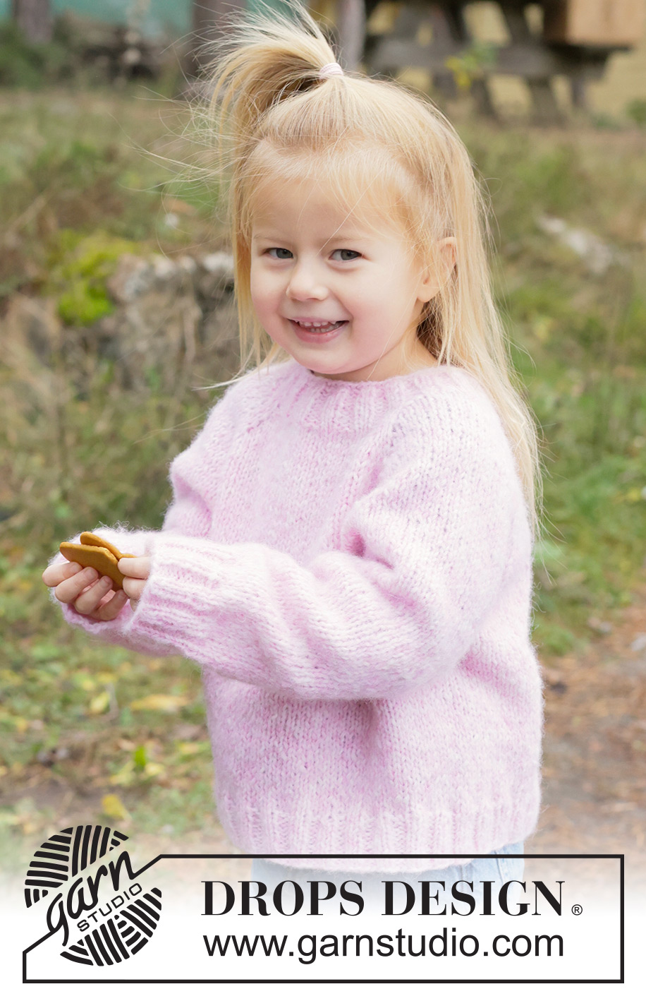 Magic Mist Sweater / DROPS Children 50-10 - Kötött pulóver gyerekeknek DROPS Air fonalból. A darabot fentről lefelé irányban készítjük harisnyakötéssel és raglán szabásvonallal. 2 - 14 éveseknek való méretekben