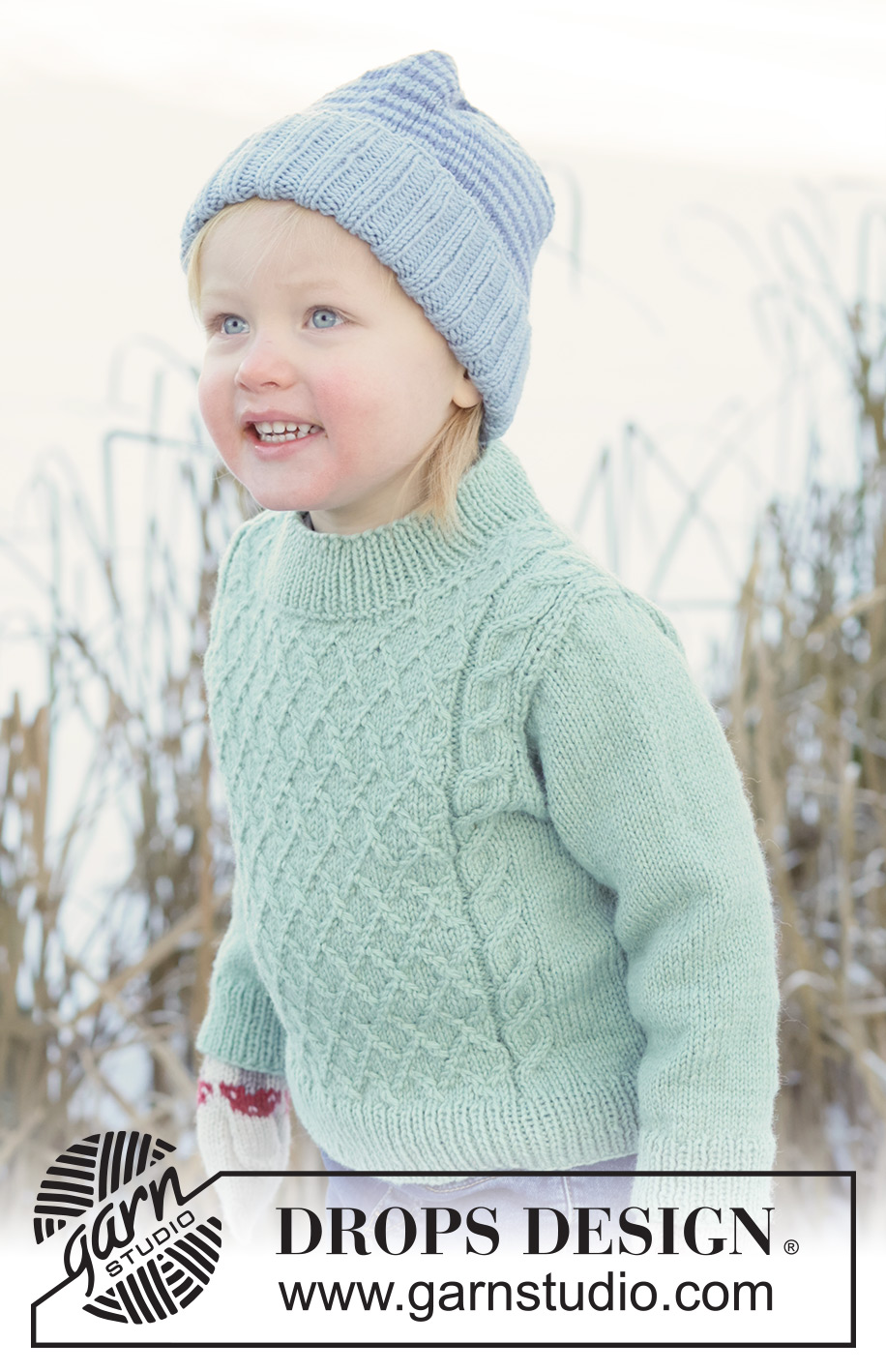 Chilly Charm Sweater / DROPS Children 50-16 - Pull tricoté pour enfant en DROPS Karisma. Se tricote de haut en bas avec épaules européennes / épaules biaisées et torsades. Du 2 au 14 ans.