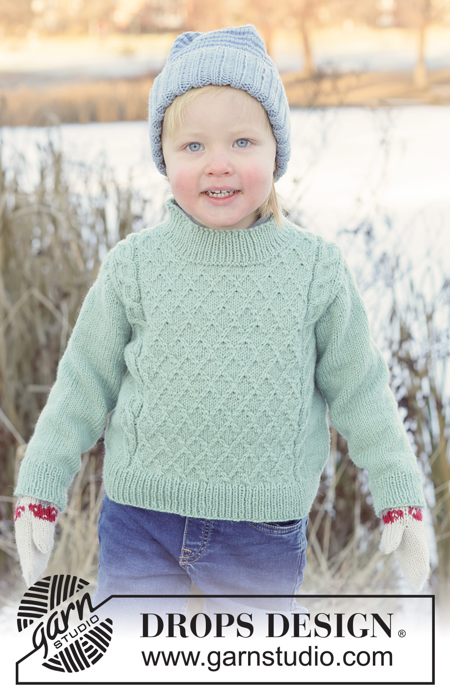 Chilly Charm Sweater / DROPS Children 50-16 - Pull tricoté pour enfant en DROPS Karisma. Se tricote de haut en bas avec épaules européennes / épaules biaisées et torsades. Du 2 au 14 ans.